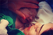 Atriz compartilhou no Instagram imagem em que aparece com o bebê, que see chamará Antônio, no colo (Instagram/Reprodução)