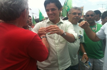 Num clima de tranquilidade, Daniel Coelho (PSB) abraça Luciano Siqueira (PCdoB), candidato a vice pela chapa de Geraldo (PSB) (Glauce Gouveia/DP/D.A. Press)