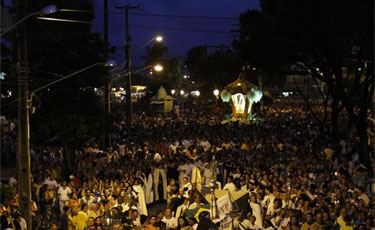 Mais de 30 mil pessoas caminharam 7,5 quilômetros do Recife até Olinda. Procissão percorreu as ruas das duas cidades (Blenda Souto Maior/DP/D.A Press)