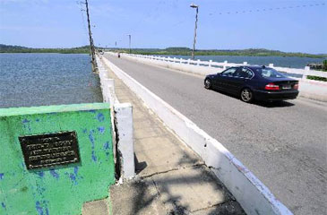 Rodovia que leva à Ilha de Itamaracá será requalificada com um investimento de R$ 13,7 milhões (Raphael Guerra/DP/D.A Press)